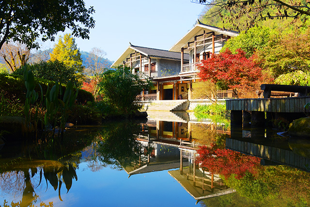 張家界黃龍洞景區(qū)：初冬秋色艷，游客樂(lè)享休閑時(shí)光（組圖）